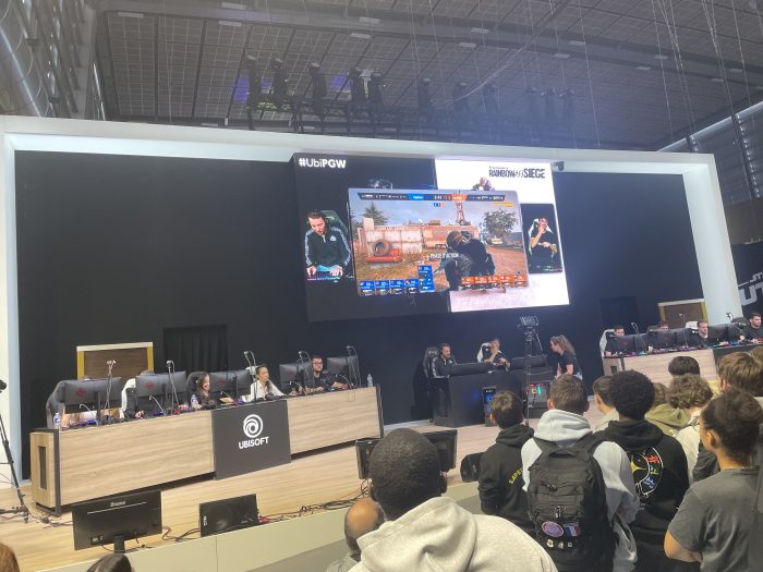 Photo de la scène Ubisoft lors du matche entre l'équipe de joueurs sourds et des streamers.