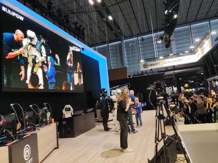 Photo de la scène Ubisoft.
Sur la scène il y a une interprète en langue des signes française et plusieurs personnes déguisées en personnages de starwars.