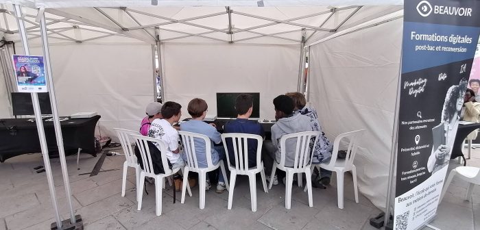 Stand CapGame durant la place du numérique Châteauroux.
6 Jeunes garçons jouant à un jeux de foot.