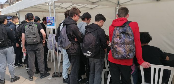 Stand CapGame durant la place du numérique Chartres.
Une vingtaine de joueurs et de joueuses sont sur les postes de jeux.