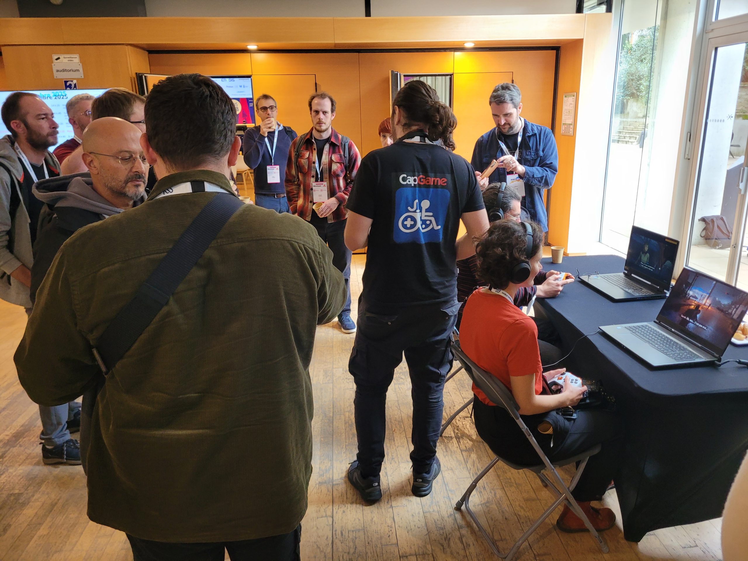 Photo du Stand CapGame avec de nombreux participants et participantes.