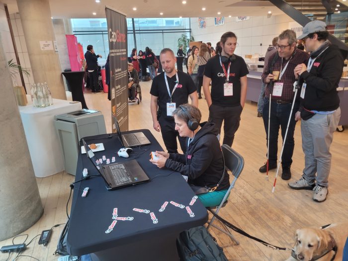 Photo d'une joueuse non-voyante entrain de jouer à The Last of Us avec ls options d'accessibilités activées.