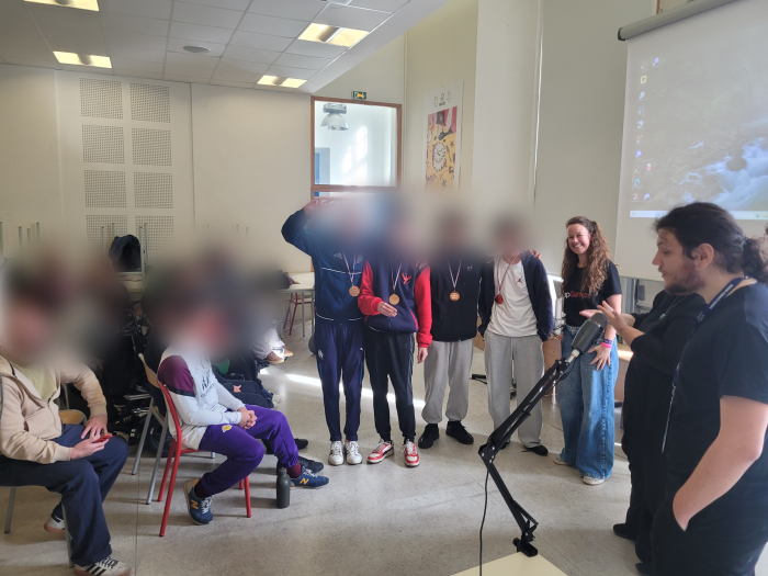Sur la photo, il y a plusieurs joueurs de la CapGame Arena qui sont médaillés de bronze. Il y a sur la photo la trésorière de CapGame ainsi que l'organisateur de la compétition.