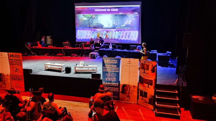 C'est une grande scène sur laquelle il y a les postes de jeu, ainsi que le présentateur et les 2 participants sur le point de s'affronter. Il y a un écran géant sur lequel est projeté la sélection des personnages.