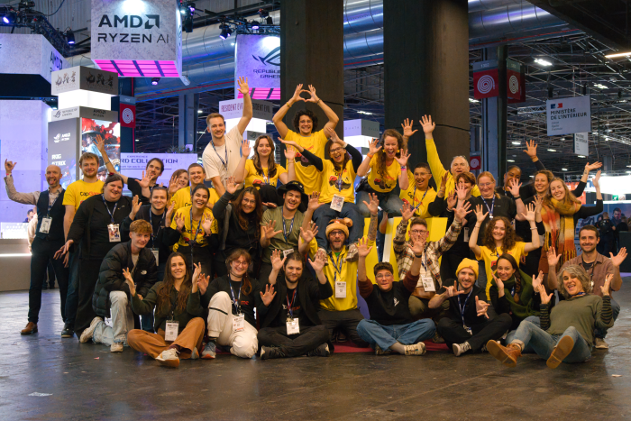 Photo de l'équipe access complète, sourires et bras tendus.