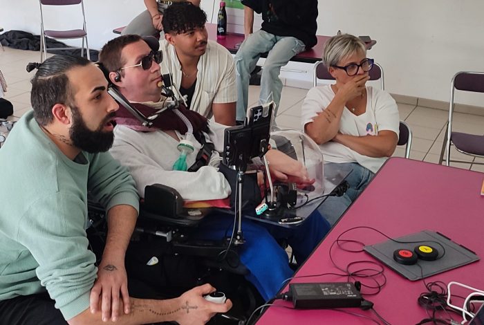 Partie de FC25 en copilote pour une personne en fauteuil utilisant des contacteurs à la lèvre et son éducateur au joystick. Un moment fort et attendu par le joueur de la formation.