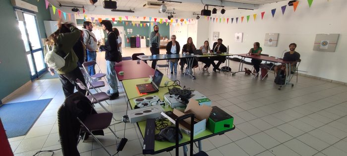 Les douze participants à la formation au sein du foyer Bordier de Parthenay. On voit de nombreux matériels d'accessibilité sur la table.